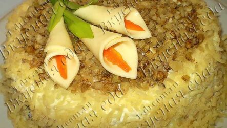 Слоеный салат с курицей, ананасами и шампиньонами