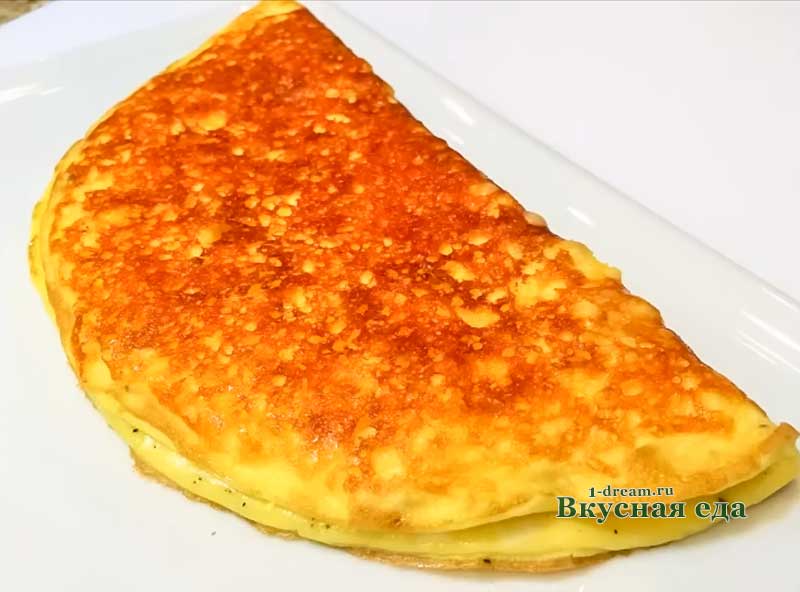 Омлет на сковороде с сыром