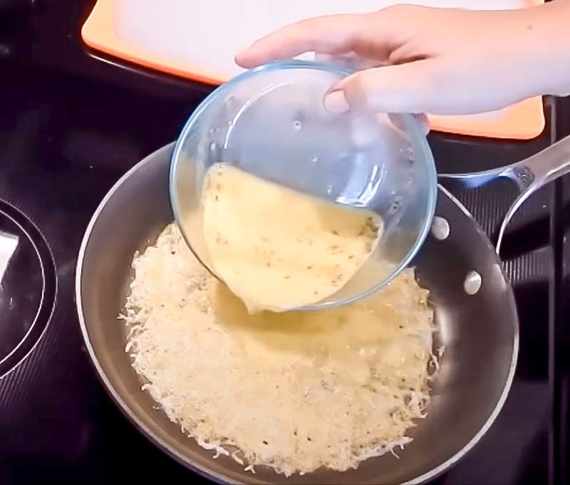 Добавить яйца